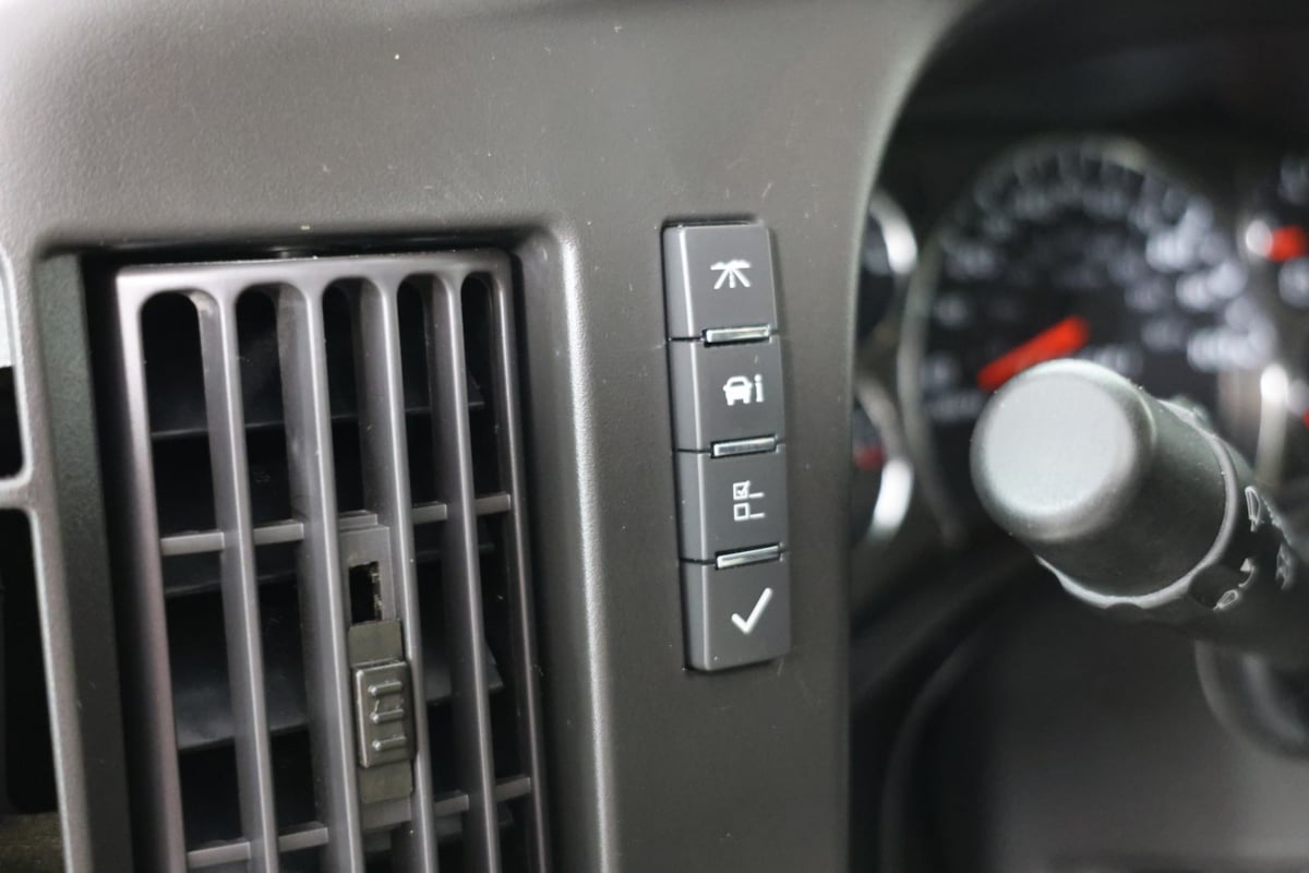 2024 Chevrolet Express Passenger LT - Photo 23