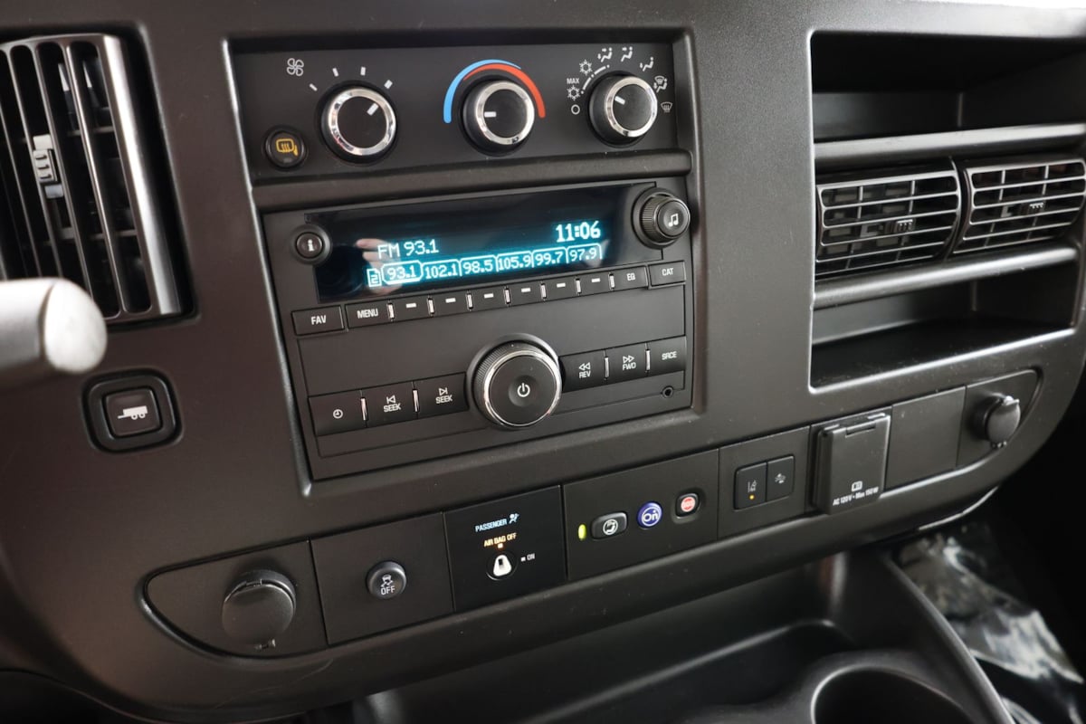 2024 Chevrolet Express Passenger LT - Photo 25