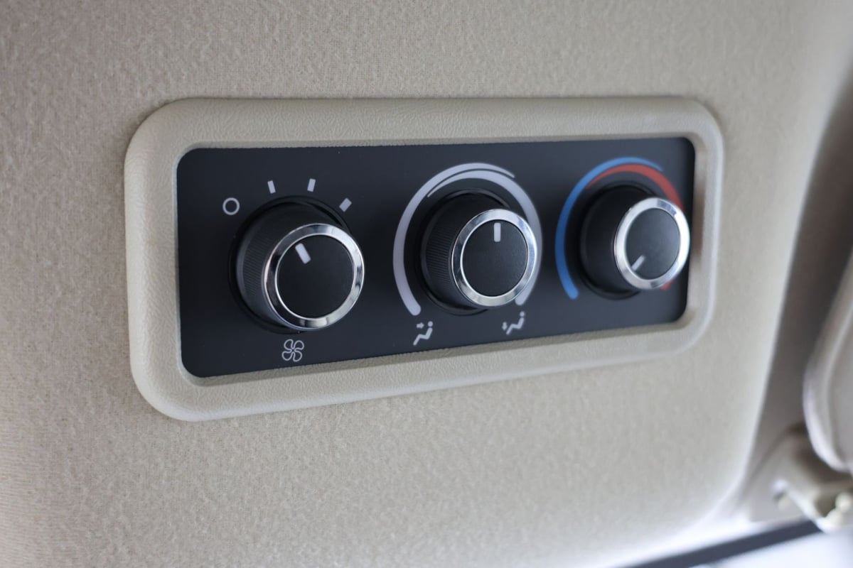 2024 Chevrolet Express Passenger LT - Photo 26