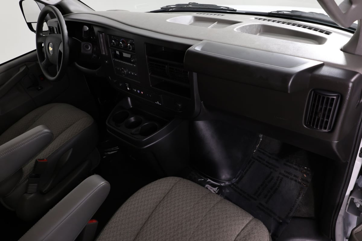 2024 Chevrolet Express Passenger LT - Photo 27