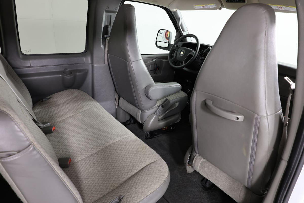 2024 Chevrolet Express Passenger LT - Photo 28