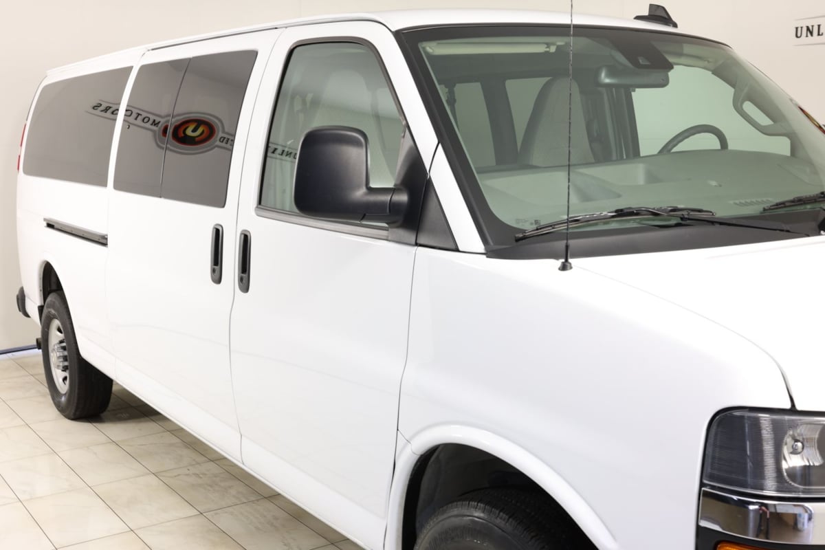 2024 Chevrolet Express Passenger LT - Photo 30