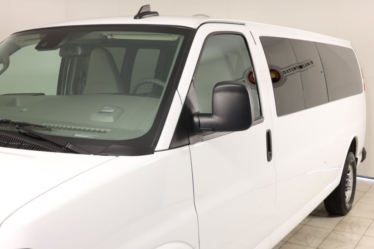 2024 Chevrolet Express Passenger LT - Photo 31