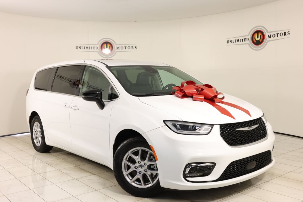 2024 Chrysler Pacifica Touring L's photo