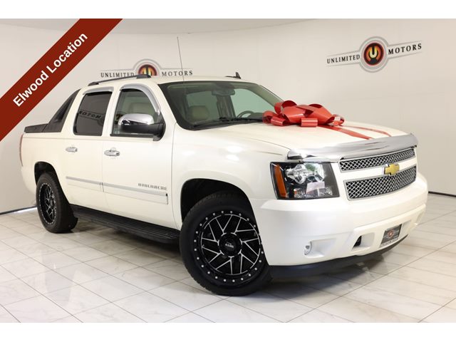 White Diamond Clearcoat 2011 Chevrolet Avalanche Pickup Truck Four-Wheel Drive Automatic
