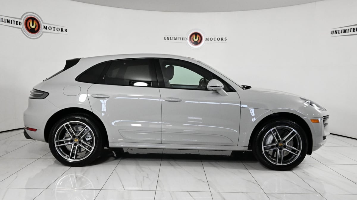 2021 Porsche Macan Turbo photo 2