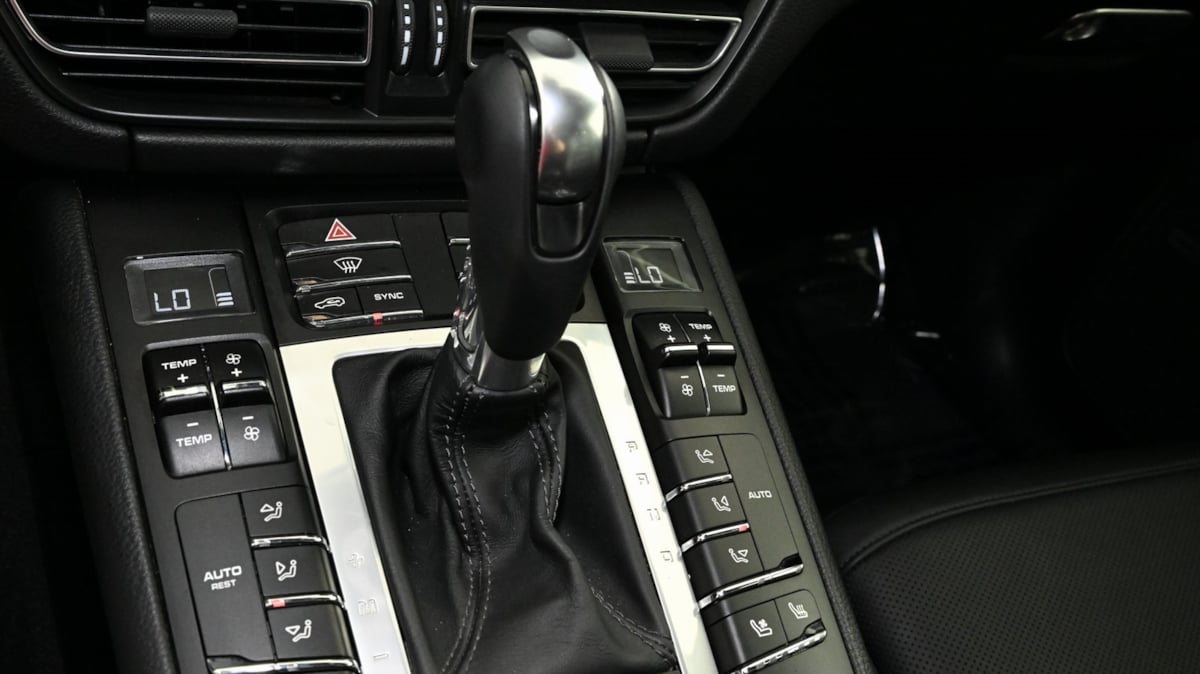 2021 Porsche Macan Turbo photo 7