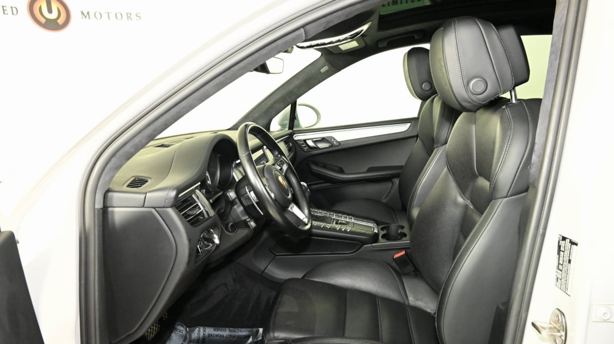 2021 Porsche Macan Turbo photo 10