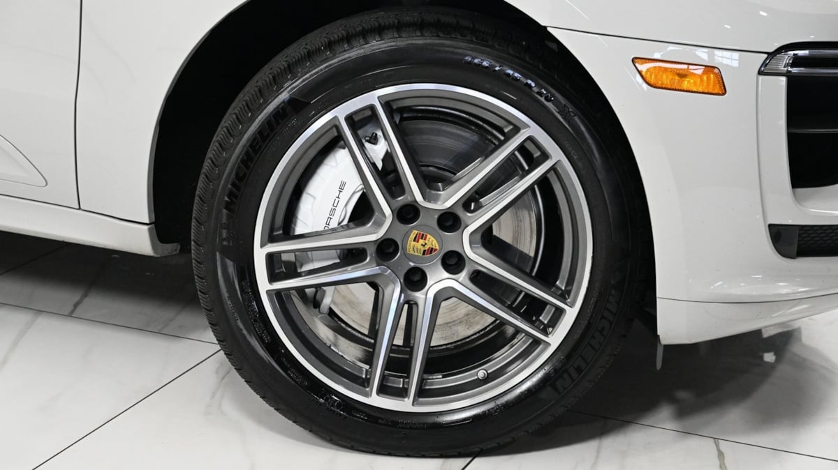 2021 Porsche Macan Turbo photo 13