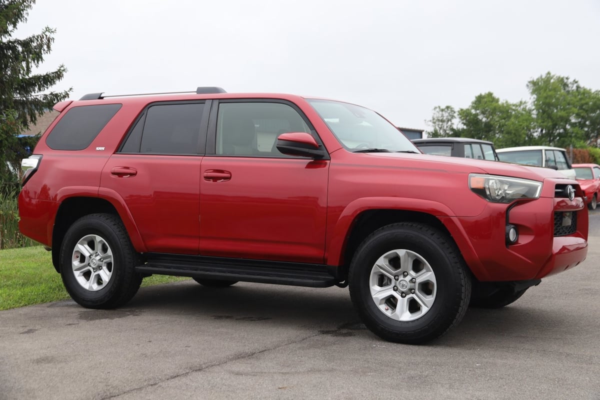 2020 Toyota 4Runner SR5 photo 2