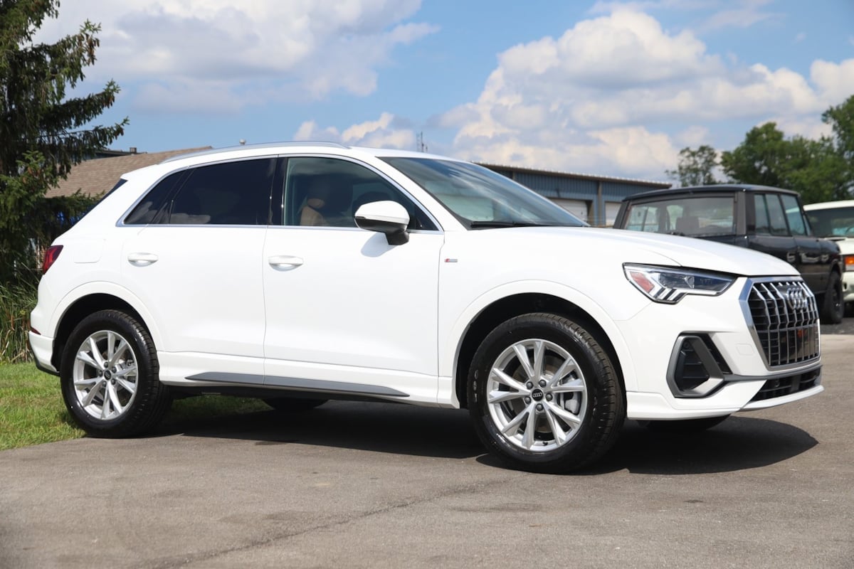 2025 Audi Q3 S line Premium photo 2