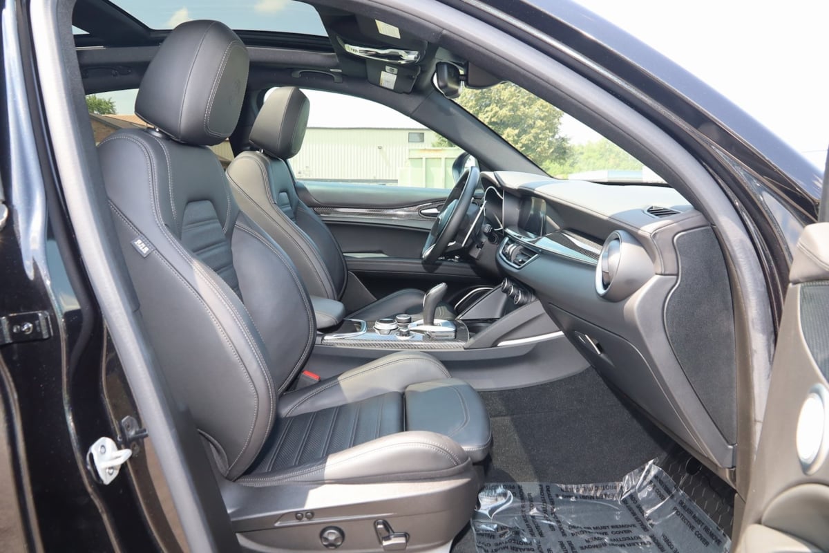 2023 Alfa Romeo Stelvio Quadrifoglio photo 9
