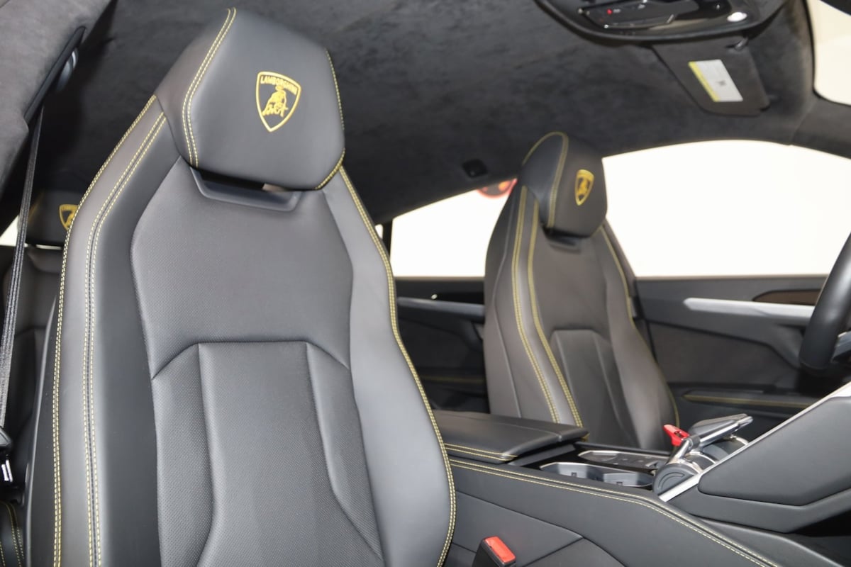 2021 Lamborghini Urus Base photo 11
