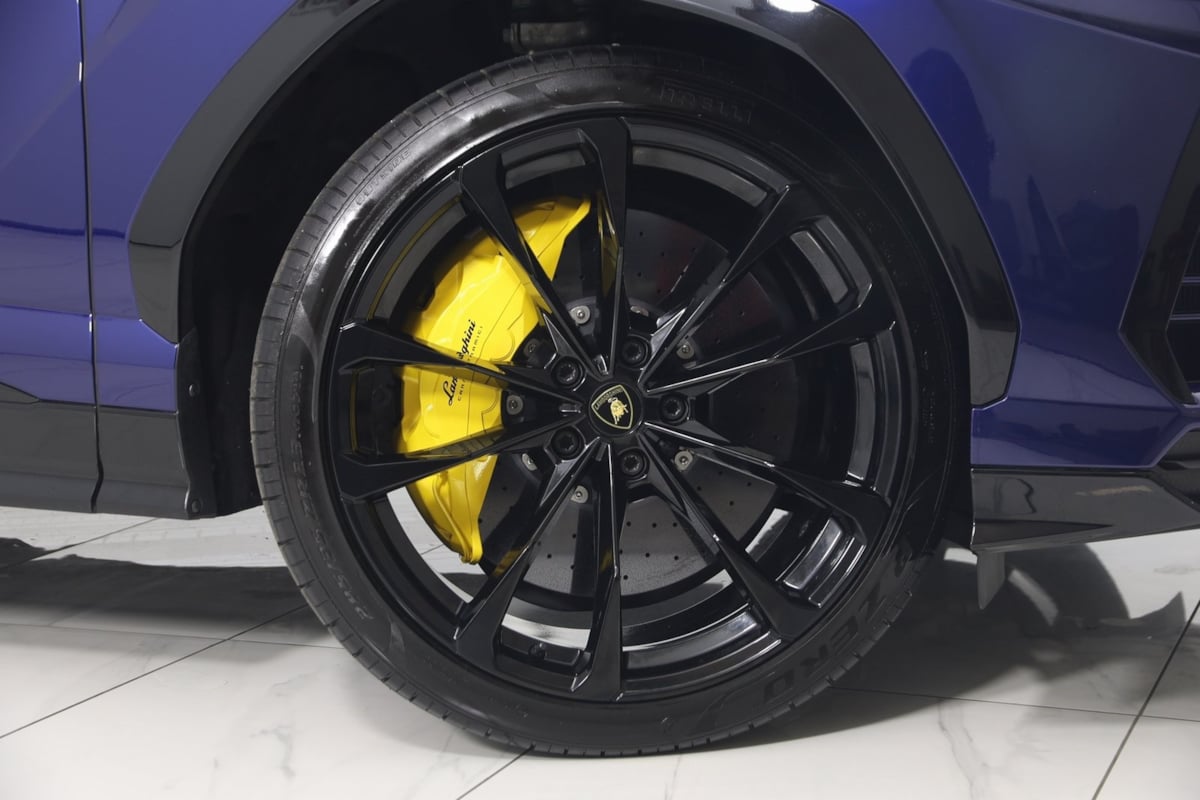 2021 Lamborghini Urus Base photo 14