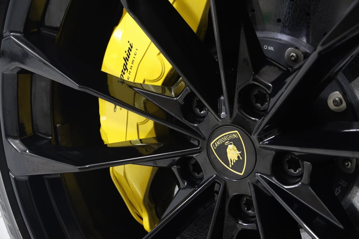 2021 Lamborghini Urus Base photo 16