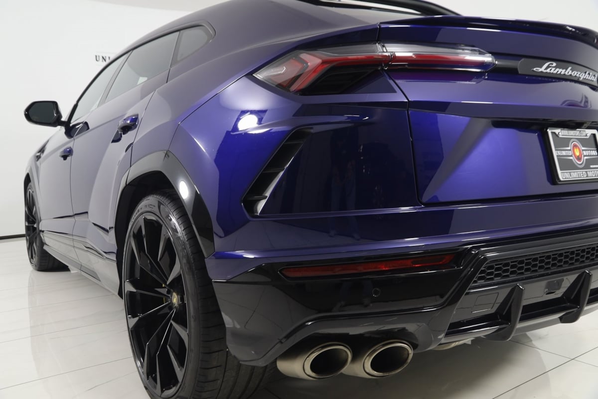 2021 Lamborghini Urus Base photo 32