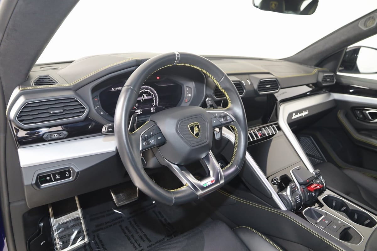 2021 Lamborghini Urus Base photo 35
