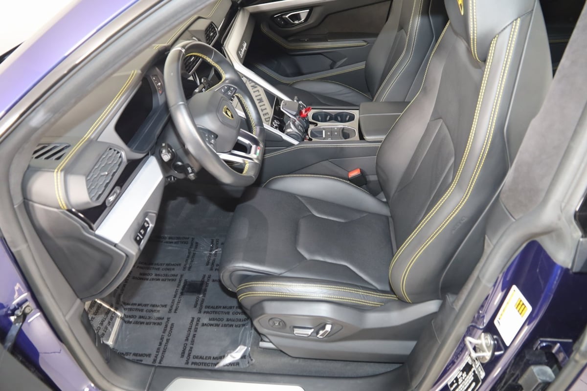 2021 Lamborghini Urus Base photo 36