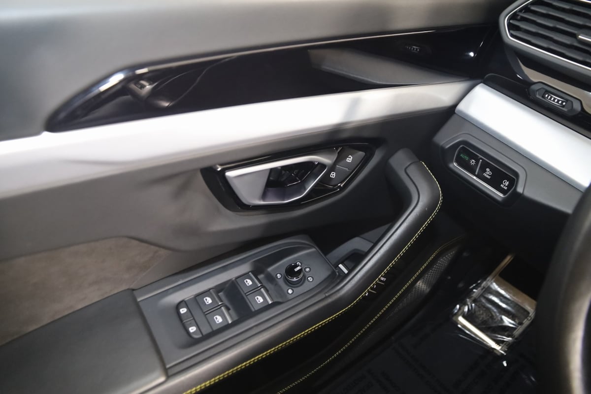 2021 Lamborghini Urus Base photo 43