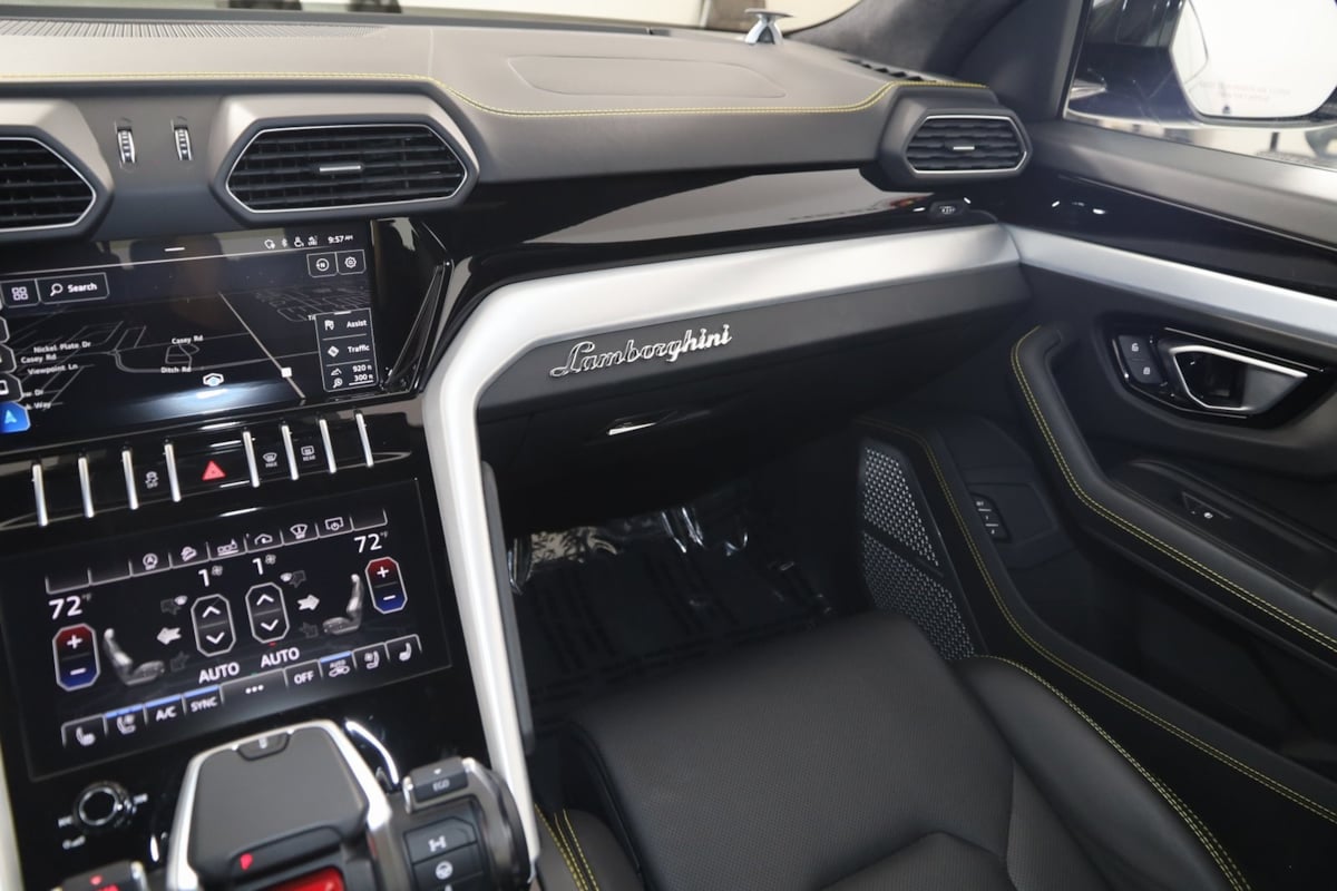 2021 Lamborghini Urus Base photo 45