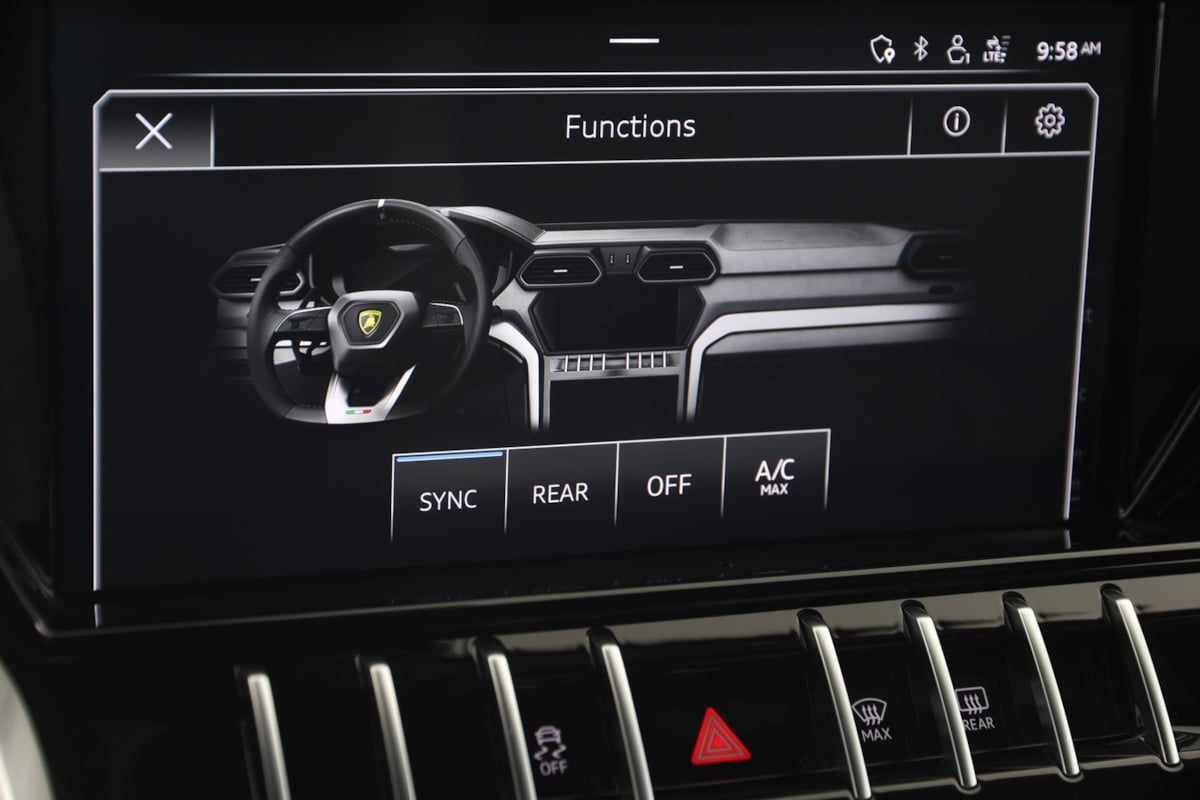 2021 Lamborghini Urus Base photo 47
