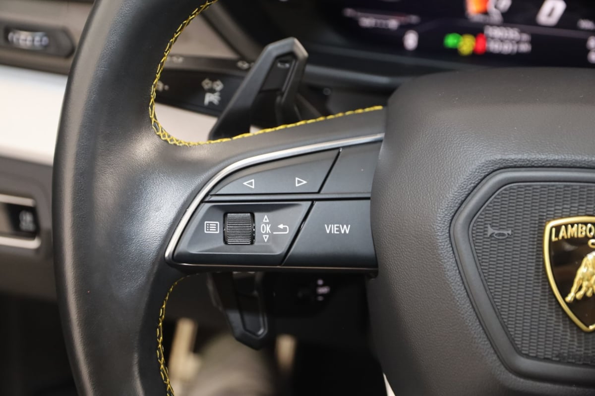 2021 Lamborghini Urus Base photo 57
