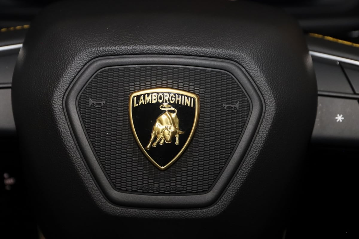 2021 Lamborghini Urus Base photo 60