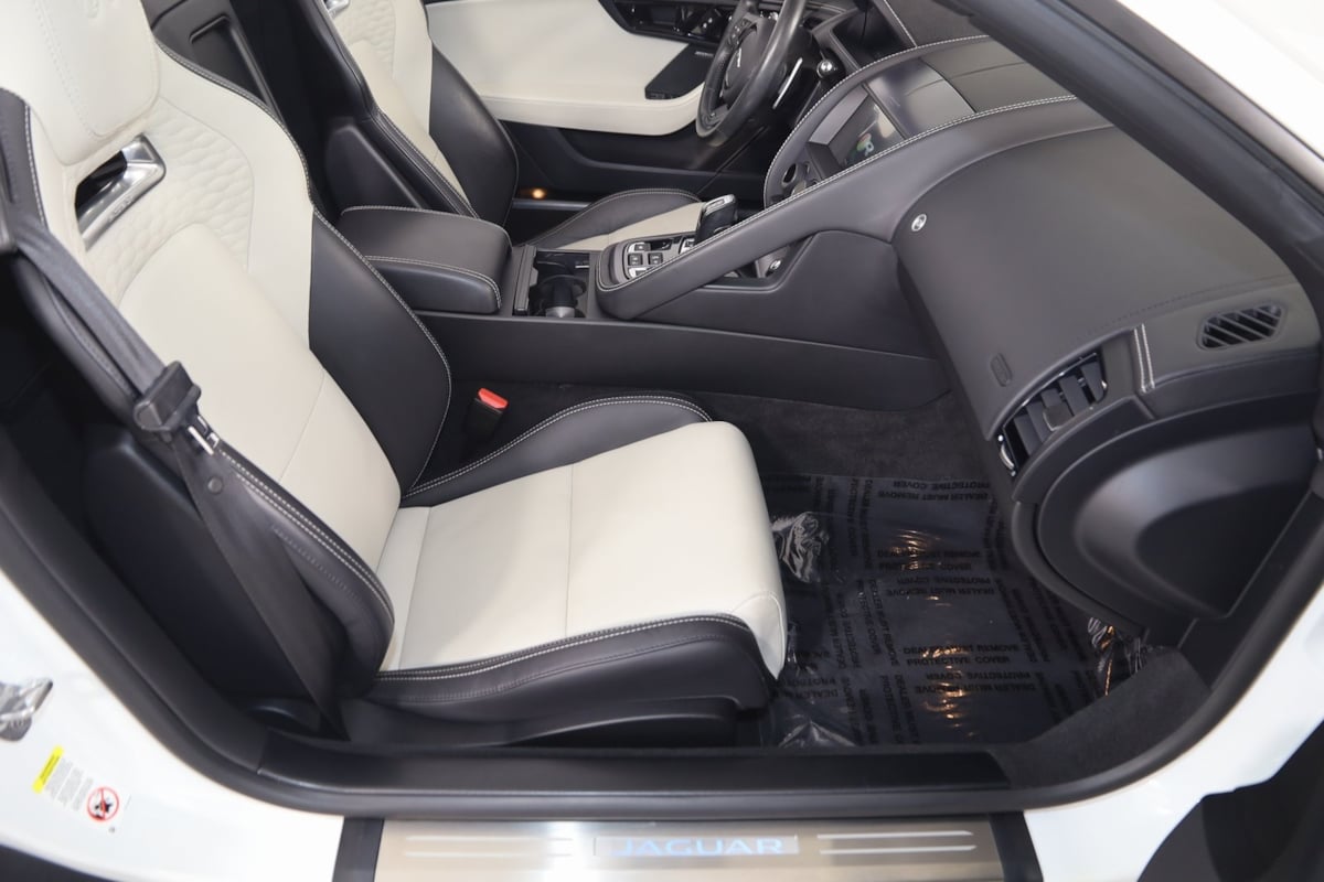 2022 Jaguar F-TYPE R photo 15
