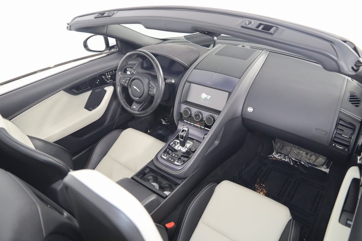 2022 Jaguar F-TYPE R photo 16