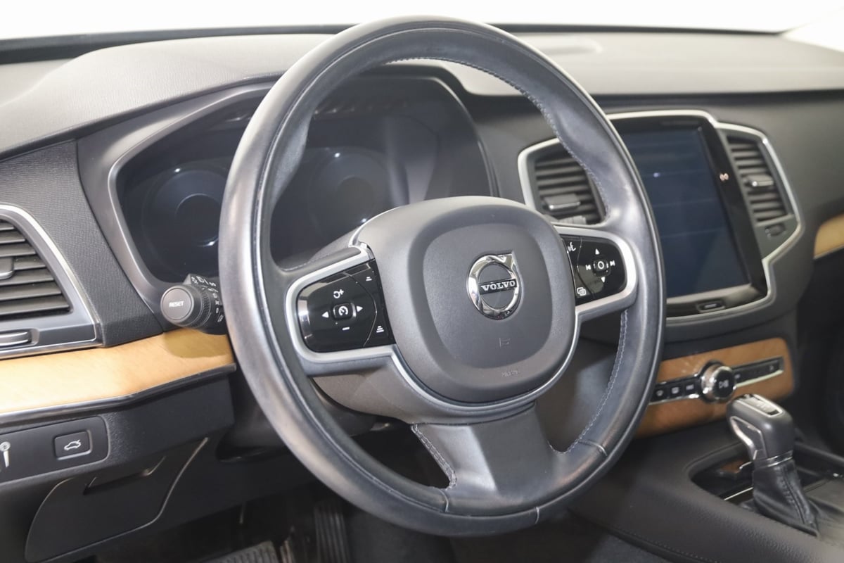 2022 Volvo XC90 T6 Momentum photo 3