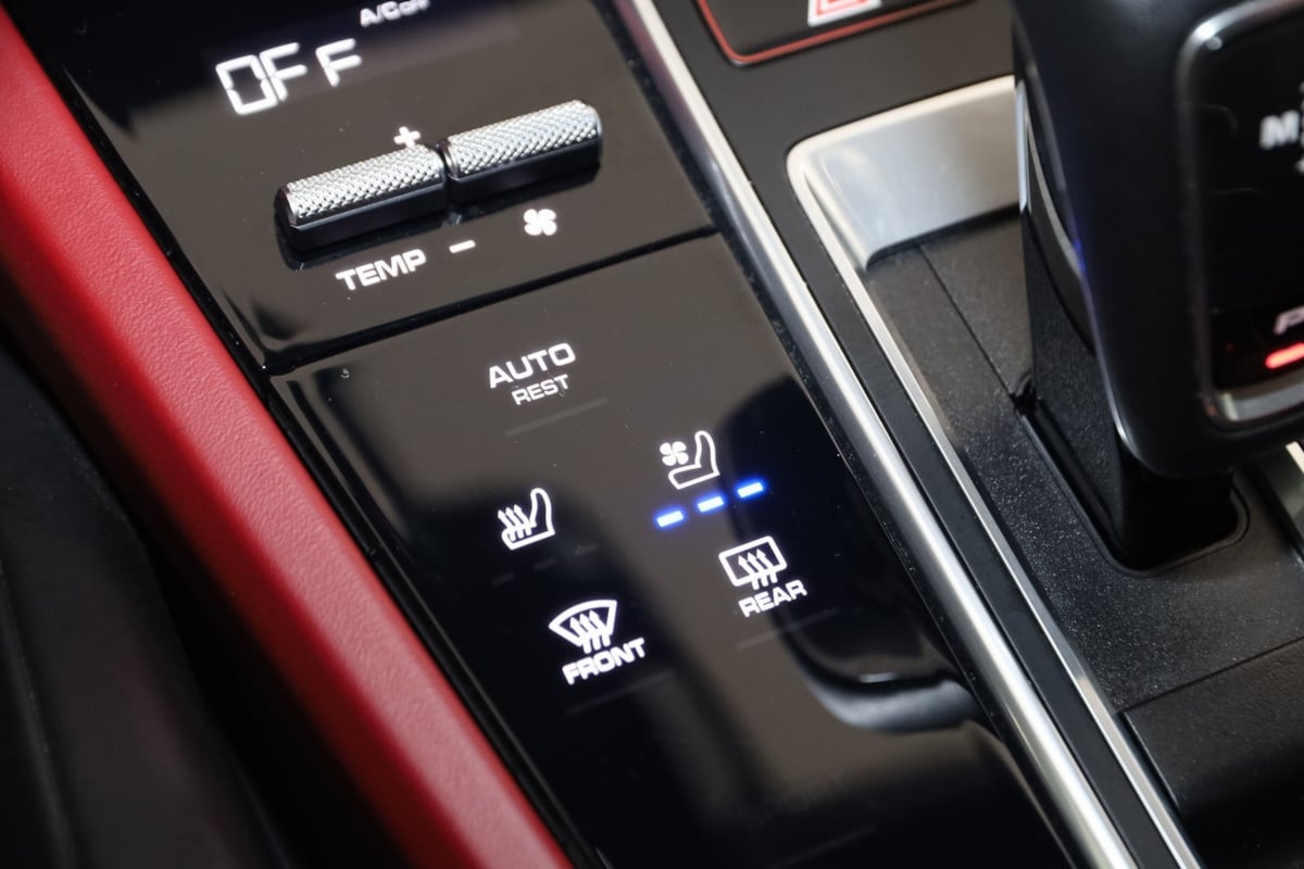 2022 Porsche Cayenne GTS Coupe photo 6