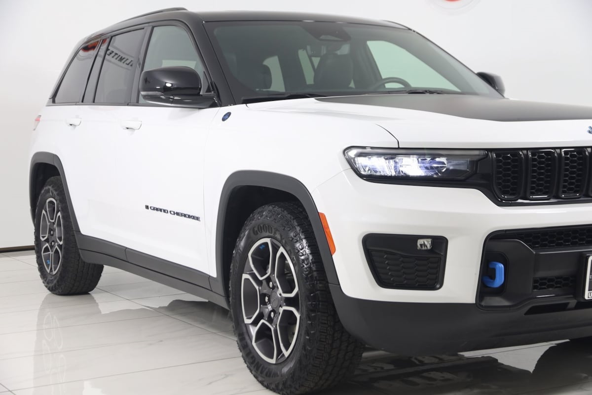 2023 Jeep Cherokee Trailhawk 4xe photo 46