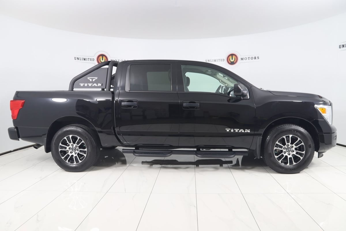 2023 Nissan Titan Crew Cab SV photo 2