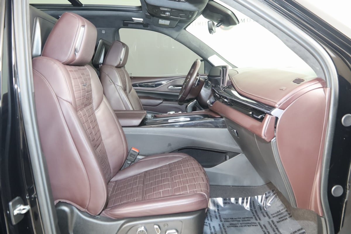 2024 Cadillac Escalade V-Series photo 8