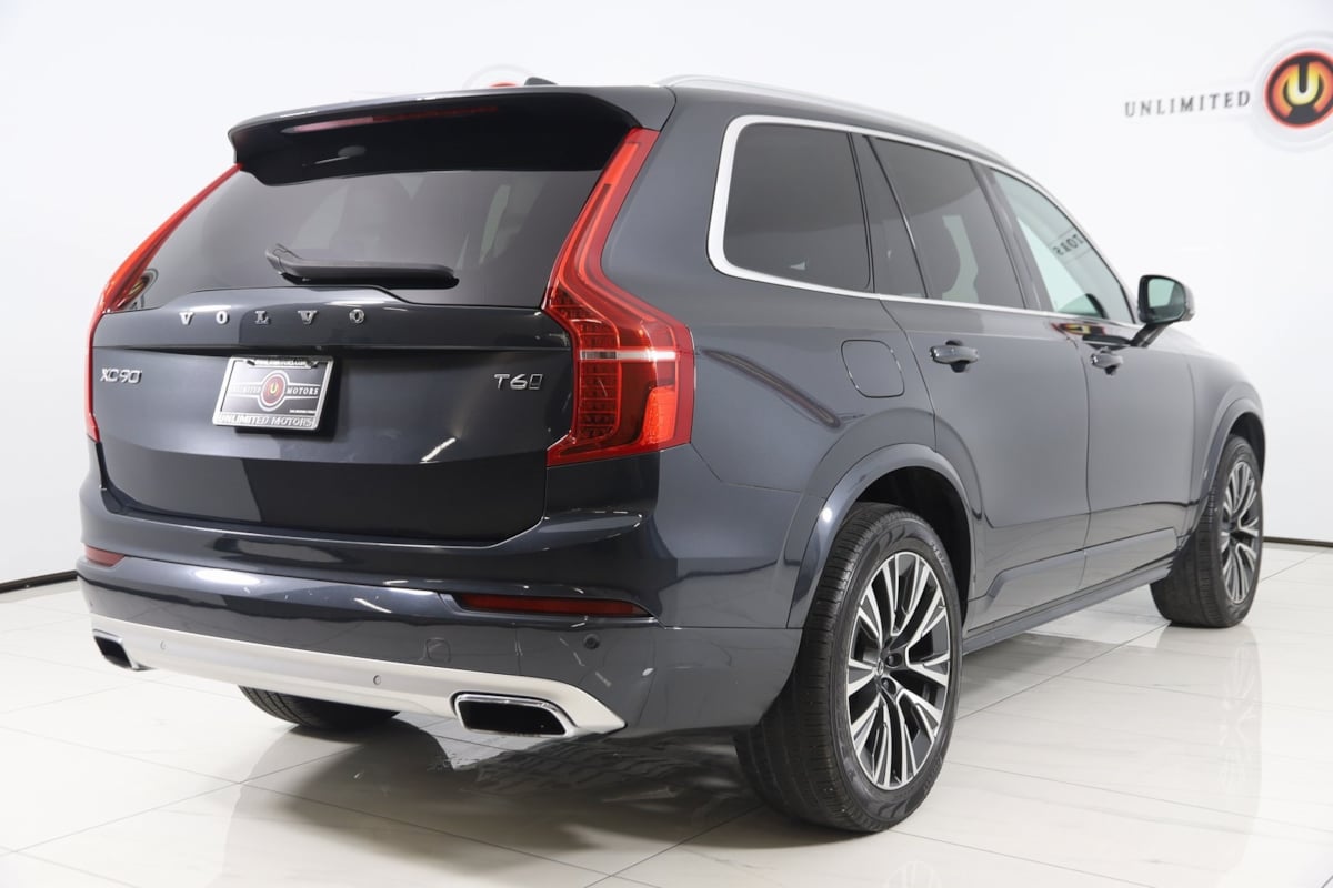 2021 Volvo XC90 Momentum photo 2