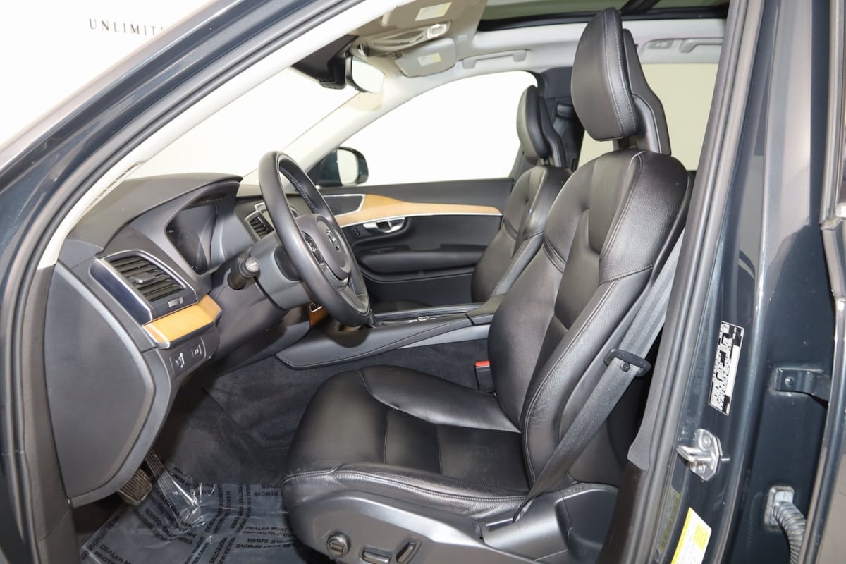 2021 Volvo XC90 Momentum photo 10