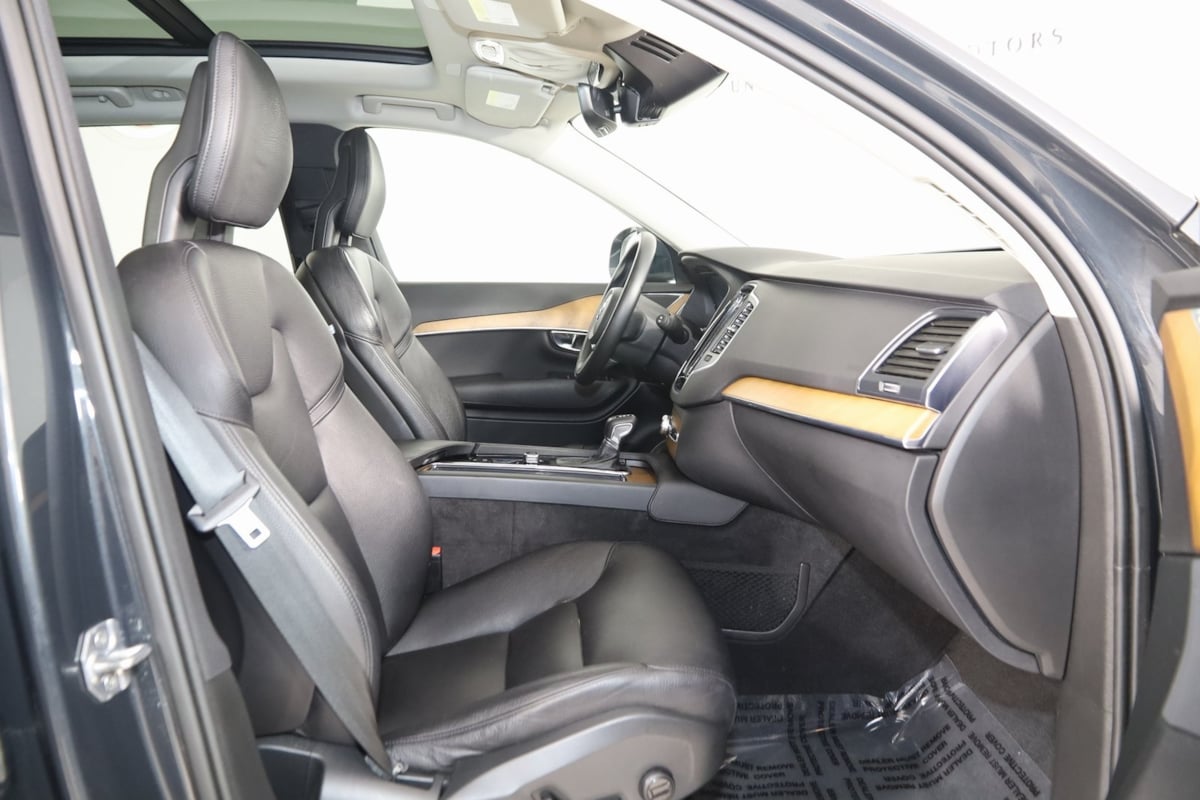 2021 Volvo XC90 Momentum photo 11
