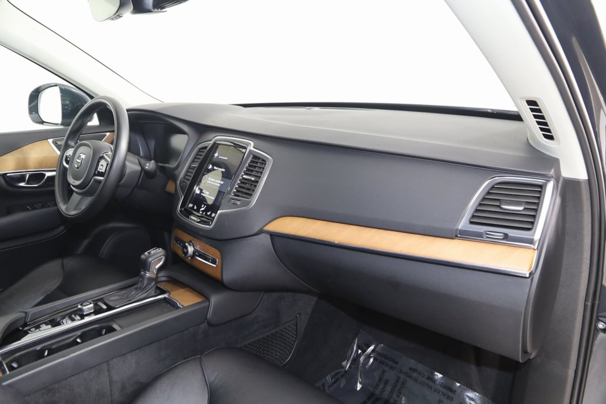 2021 Volvo XC90 Momentum photo 45