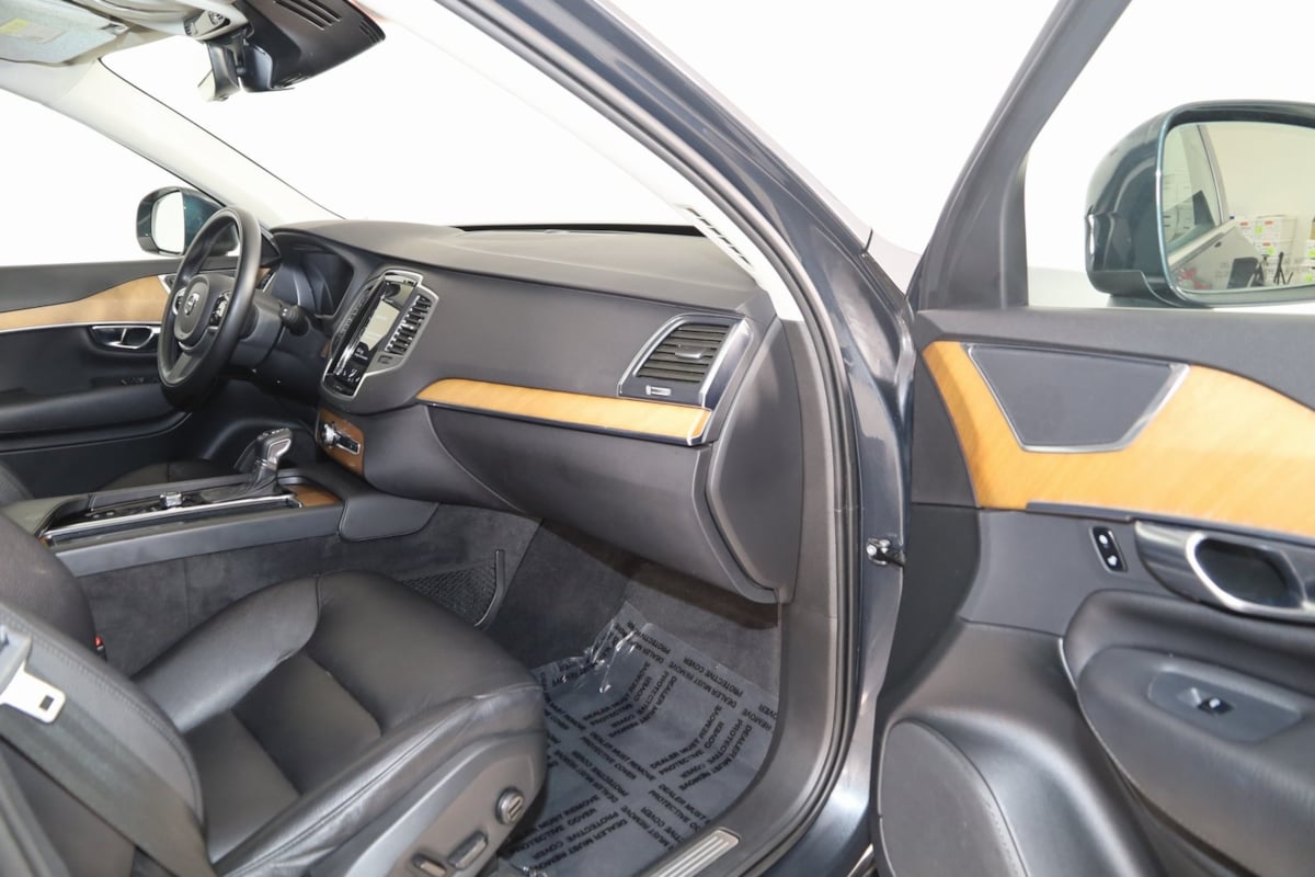 2021 Volvo XC90 Momentum photo 46