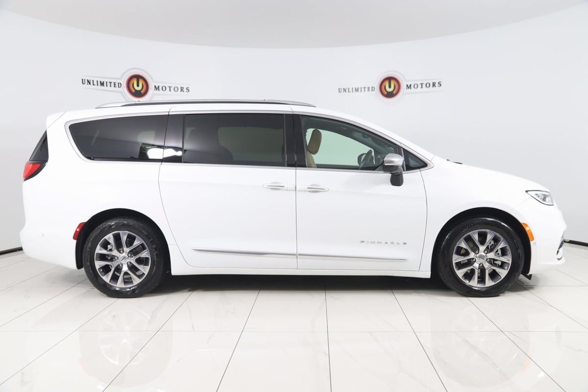 2023 Chrysler Pacifica Hybrid Pinnacle photo 2