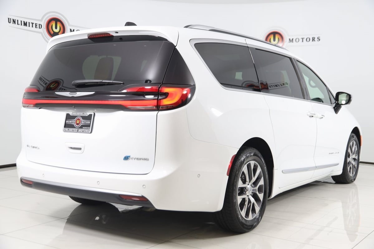 2023 Chrysler Pacifica Hybrid Pinnacle photo 3