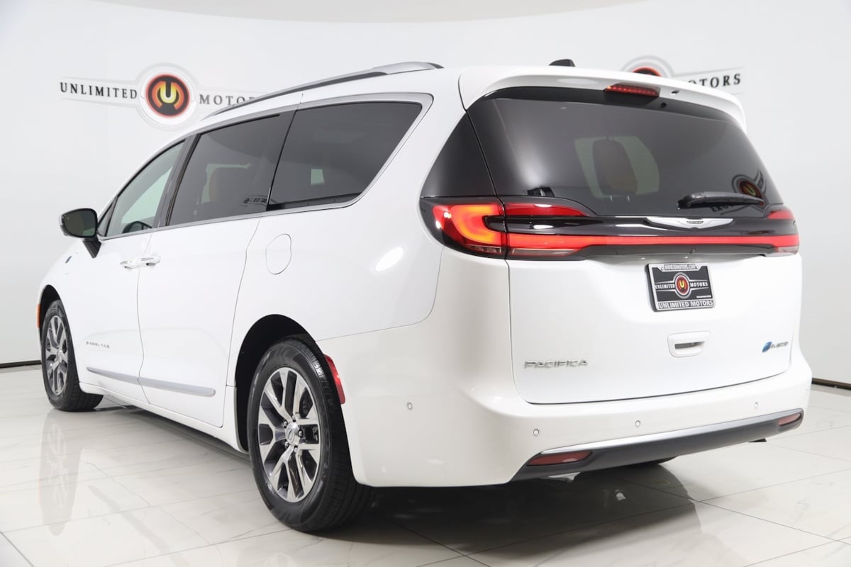 2023 Chrysler Pacifica Hybrid Pinnacle photo 4