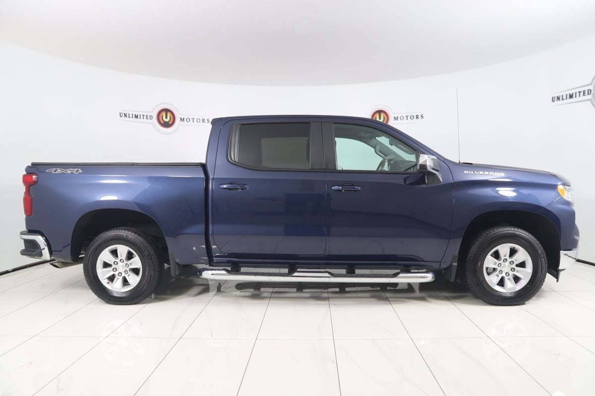 2022 Chevrolet Silverado 1500 LT photo 2