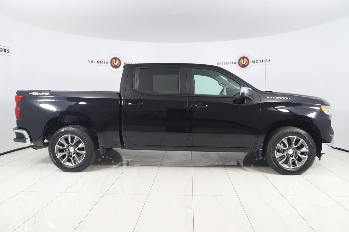 2022 Chevrolet Silverado 1500 LT photo 2