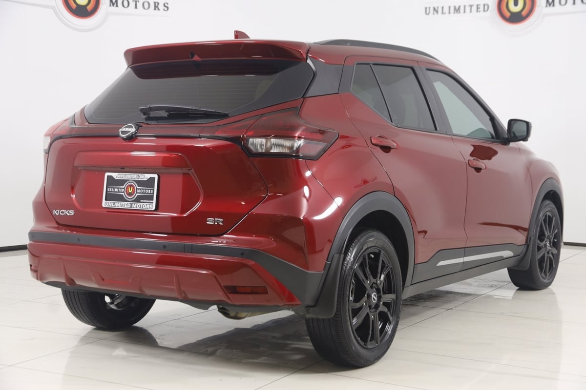 2022 Nissan Kicks SR photo 2