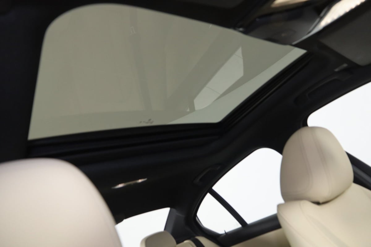 2023 BMW 3 Series 330i - Photo 11