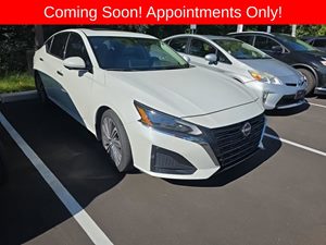 View 2023 Nissan Altima 