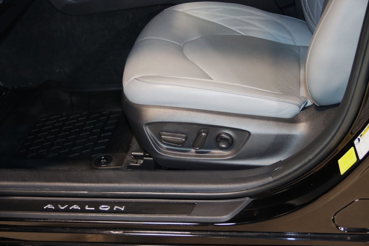 2021 Toyota Avalon Hybrid Limited photo 29