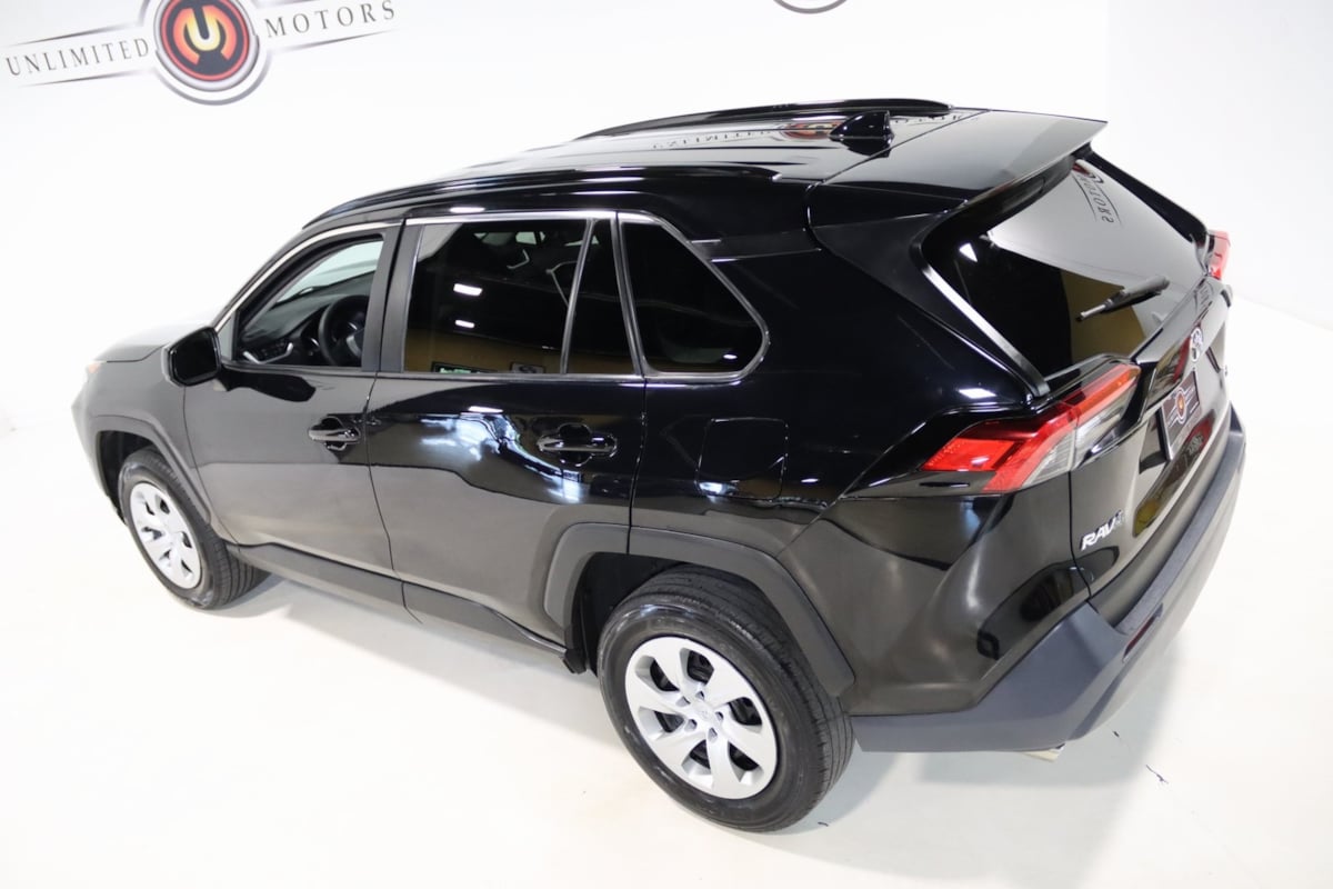 2021 Toyota RAV4 LE photo 2