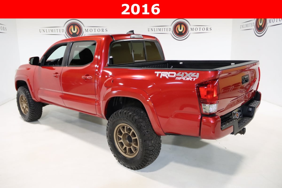 2016 Toyota Tacoma TRD Sport photo 2